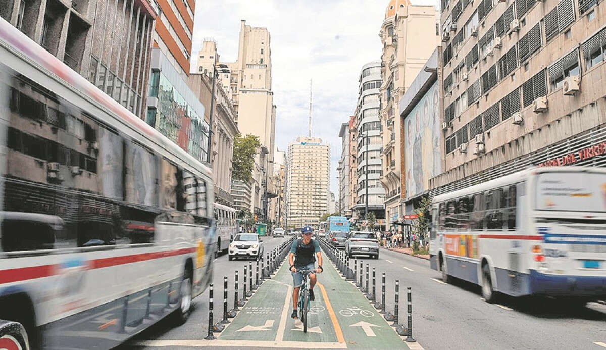 Ómnibus de transporte urbano circulando en el transito por Av. 18 de Julio.