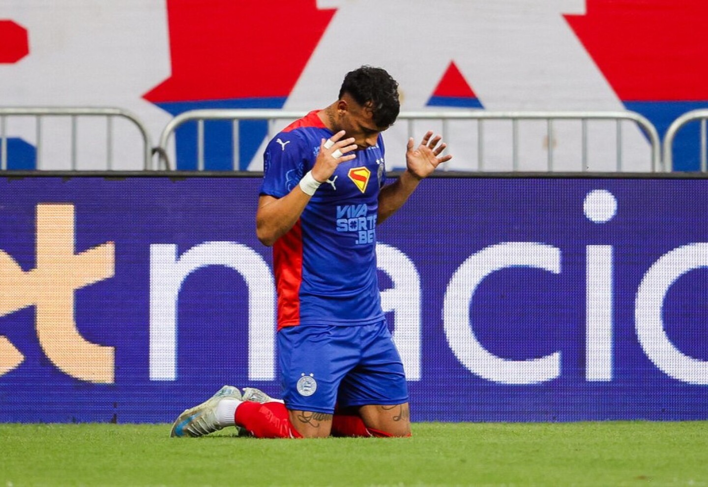 Luciano Rodríguez celebra uno de sus goles con el Bahía ante Retro por Copa do Brasil.