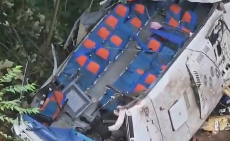 Ómnibus cae en Antoquia