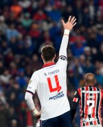 Sebastián Coates en acción en Nacional-São Paulo.