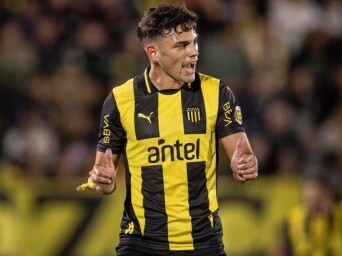 Nahuel Herrera celebra un gol con Peñarol.