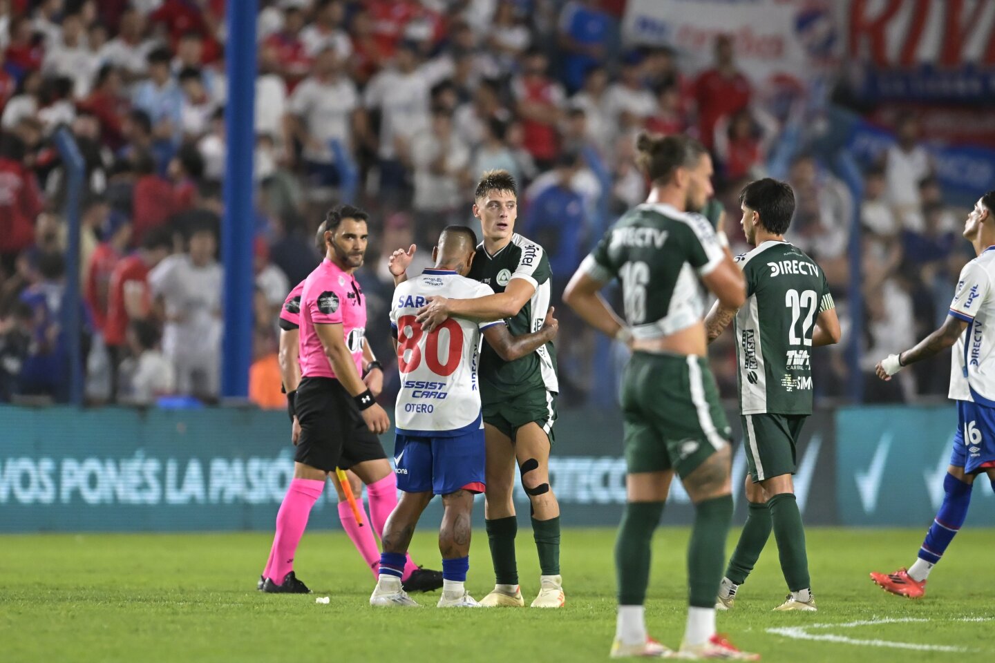 Romulo Otero e Yvo Calleros durante el partido entre Nacional y Plaza Colonia por el Torneo Apertura en el Gran Parque Central.