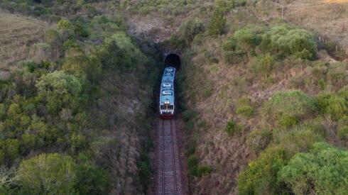 El túnel de Paso del Cerro, inaugurado en 1892, es el único túnel ferroviario del país y aún sigue activo en la línea Tacuarembó–Rivera, hoy reconocido también como Monumento Histórico Nacional.