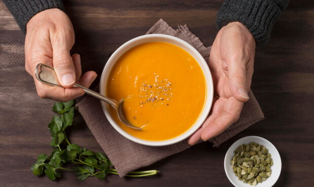 Tazón con sopa, caldo