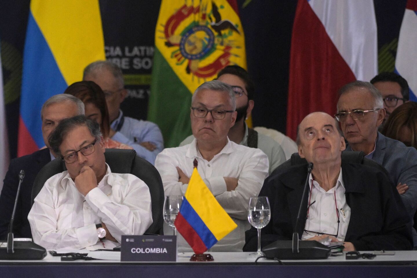 El presidente colombiano Gustavo Petro (izq.) y su canciller Álvaro Leyva escuchan al presidente mexicano Andrés Manuel López Obrador (fuera de plano) durante la Conferencia Latinoamericana y del Caribe sobre Drogas en el Centro de Eventos Valle del Pacífico en Cali, Colombia, el 9 de septiembre de 2023.