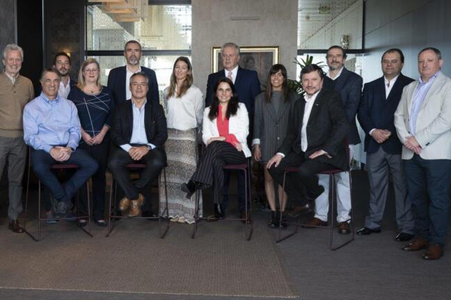 Diego Ferreira, Martín Aguirre, Ernesto Kimelman, Pablo Buela, Marianne Delgado, Alberto Charro, Paula Brugnini, Miguel Libonatti, Giuliana Corbo, Guillermo Scheck, Leonardo Isoardi, Gabriel Sanchis (parados). Nicolás Jodal, Alejandro Ruibal, Isabelle Chaquiriand, Claudio D’Agostini (sentados).