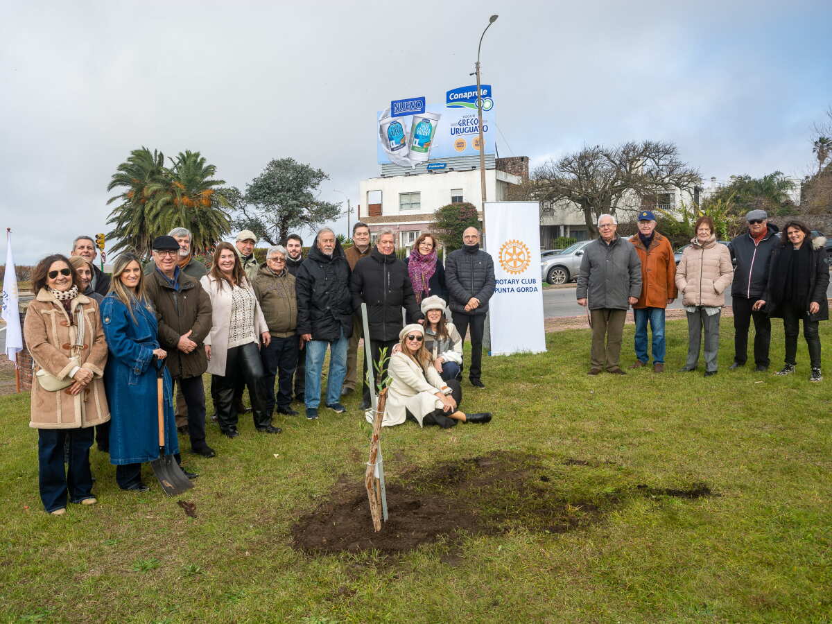 Rotary Club Punta Gorda plantó un olivo, un símbolo universal de la paz, la esperanza y el compromiso con las futuras generaciones