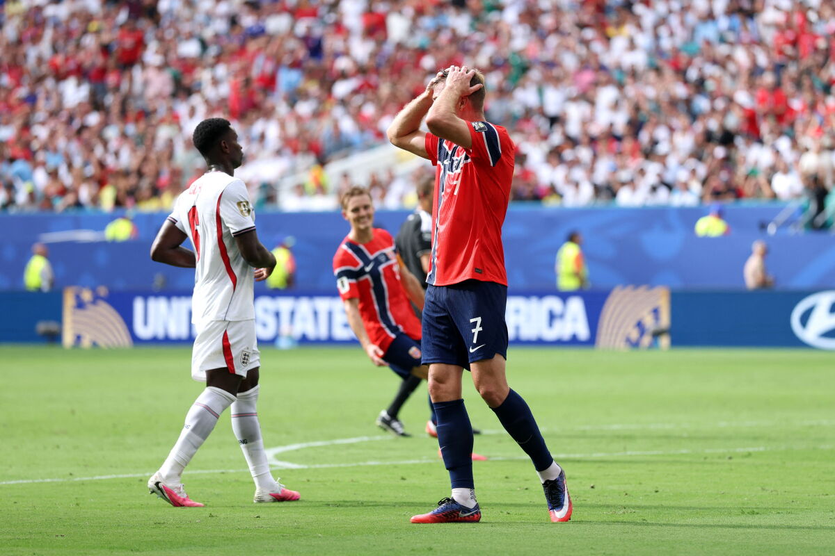 Alexander Sorloth, delantero de Noruega, se lamenta al fallar una situación frente a Inglaterra en el Mundial.