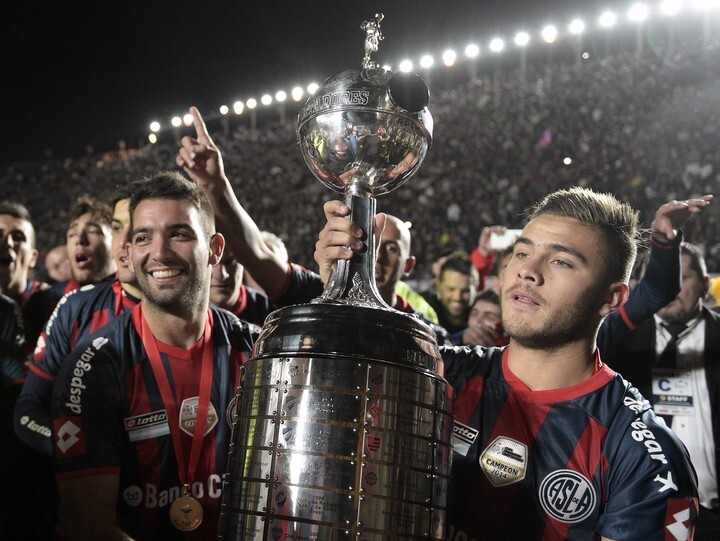 Héctor Villalba con la Copa Libertadores que ganó con San Lorenzo en 2014.