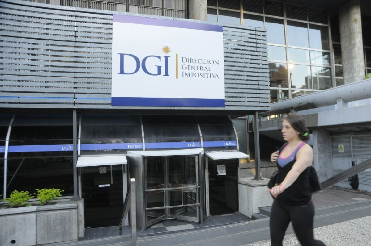 Fachada DGI , Dirección General Impositiva, nuevo logo, sede en calle F. Crespo y Colonia, foto Leonardo Carreño, Archivo El País, nd 20121221