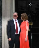 El primer ministro entrante de Gran Bretaña, Keir Starmer, y su esposa Victoria posan en Downing Street.