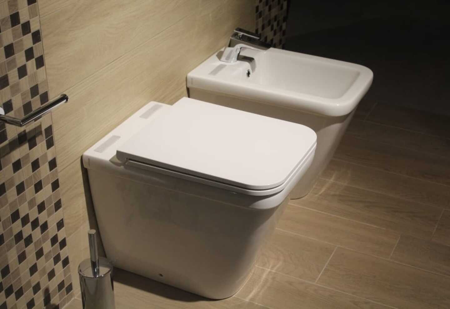 ¿Sabes qué riesgo para la salud esconde el inodoro? Las bacterias que se esparcen al tirar de la cisterna con la tapa abierta