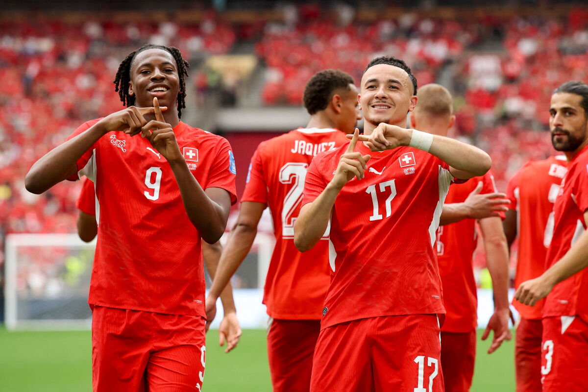 Johan Manzambi y Ruben Vargas fueron las figuras de Suiza en la victoria ante Canadá.