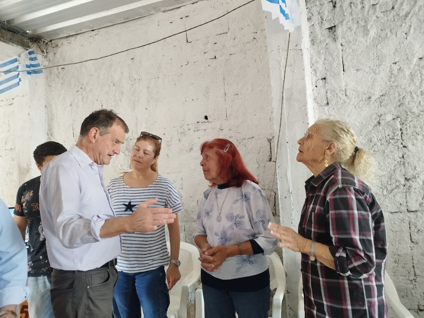 Manini charla con Rosa, y otras dos vecinas del barrio Casavalle.