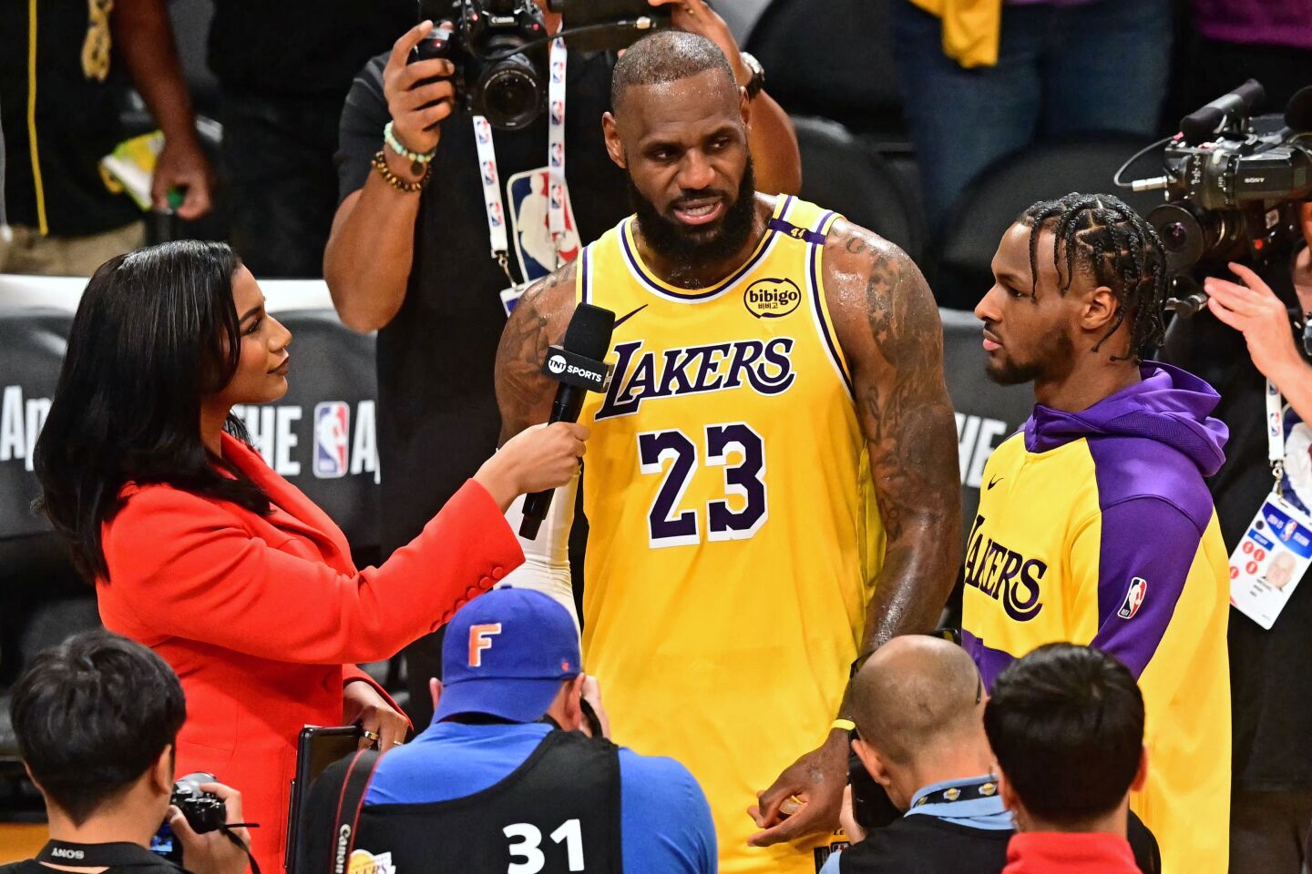 Lebron y Bronny James en el partido inaugural de la NBA.