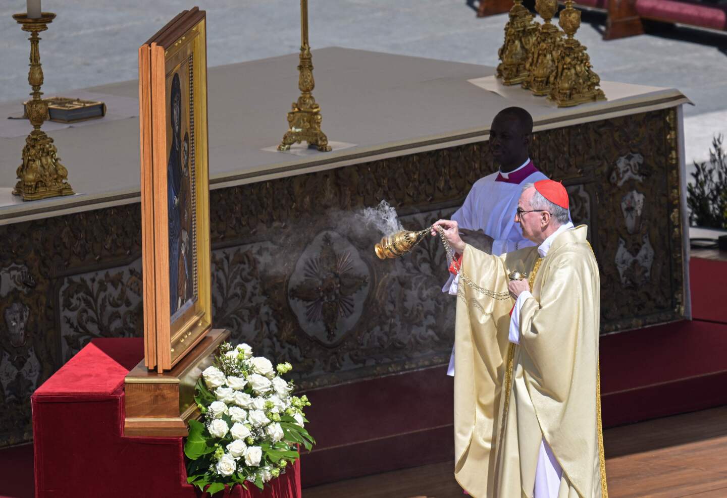 El cardenal italiano y secretario de Estado del Vaticano, Pietro Parolin, sostiene un incienso mientras preside una misa