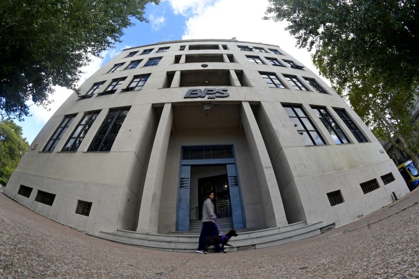Fachada del edificio del Banco de Previsión Social (BPS).