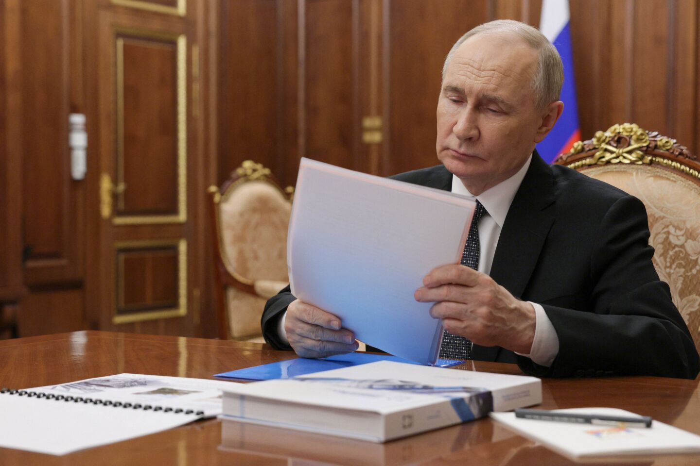Vladimir Putin, asiste a una reunión con el director ejecutivo de la corporación de defensa estatal rusa Rostec en Moscú.