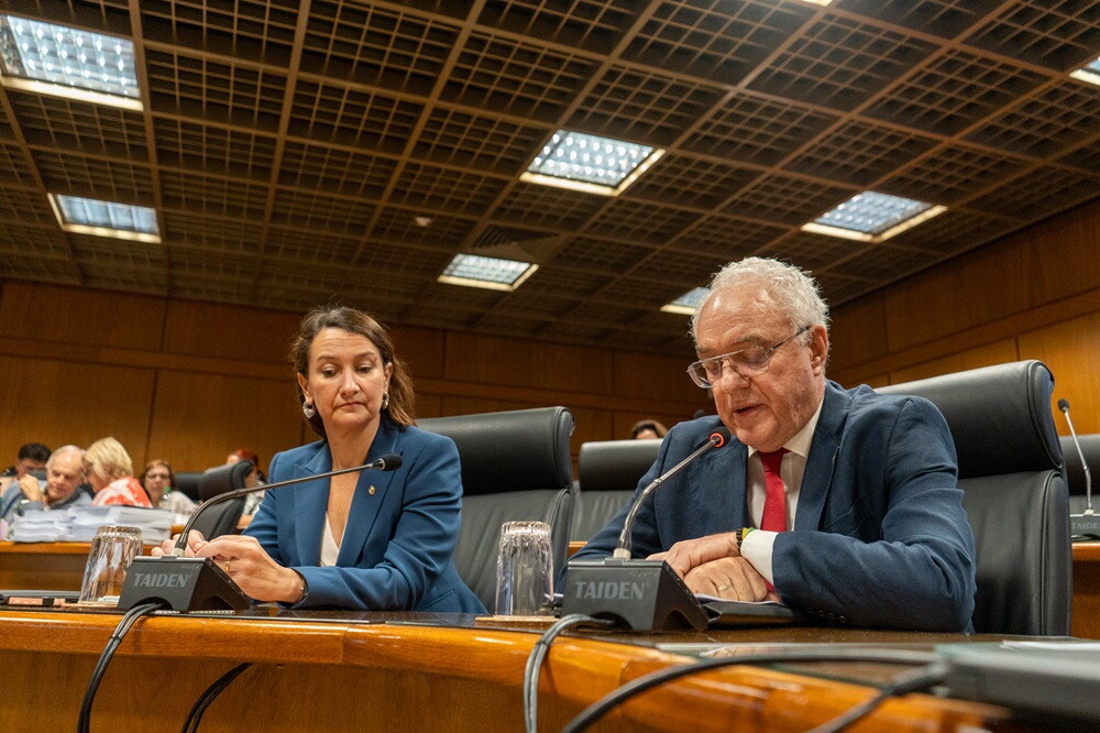 El ministro de Relaciones Exteriores, Mario Lubetkin y la vicecanciller, Valeria Csukasi.