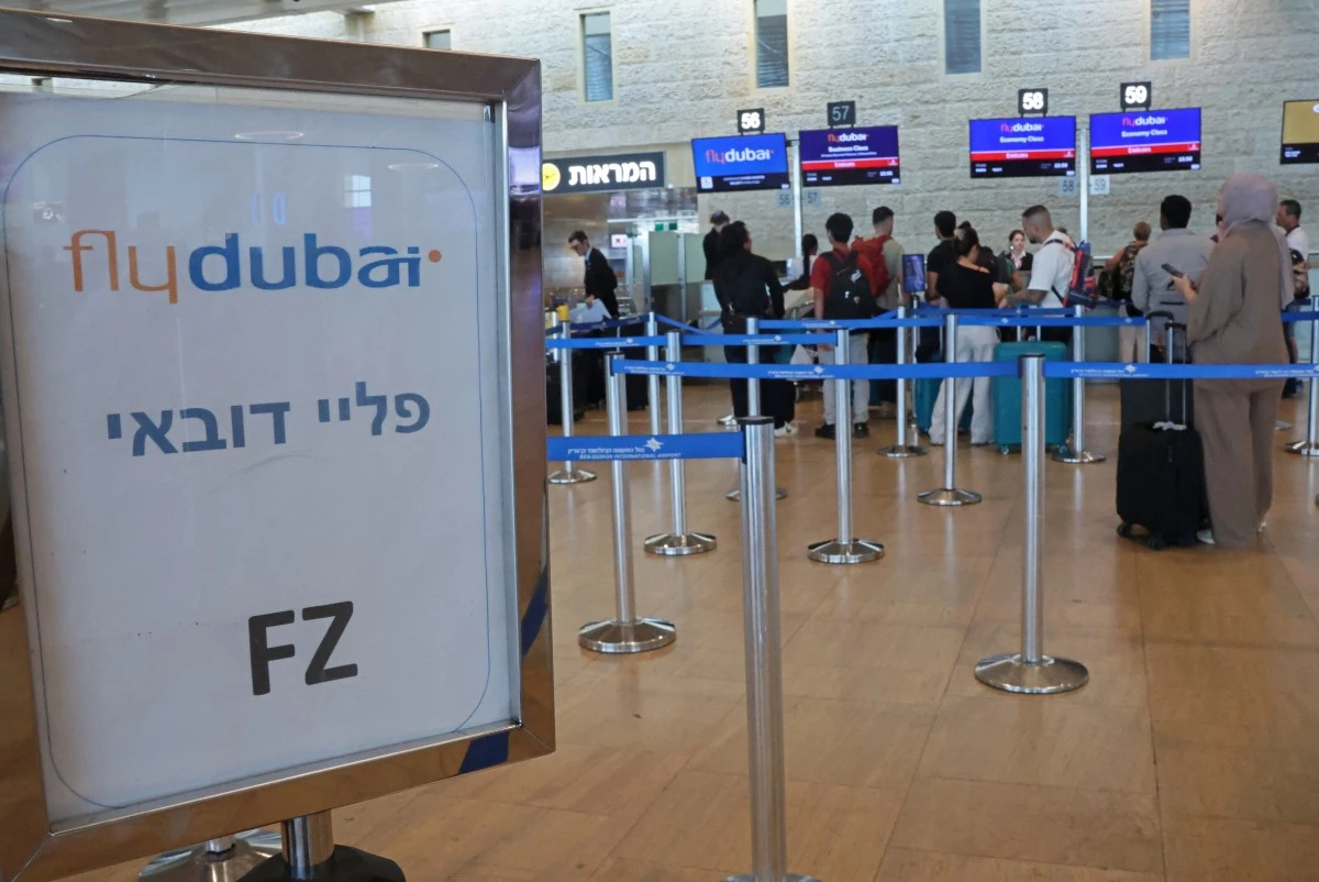 Los pasajeros hacen cola en los mostradores de Flydubai en el aeropuerto Ben Gurión, cerca de Tel Aviv, el 30 de septiembre de 2026.
