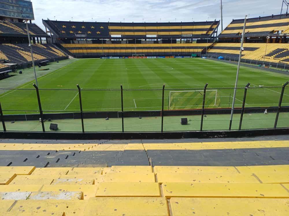 El estadio Campeón del Siglo en la previa del partido entre Peñarol y Danubio.