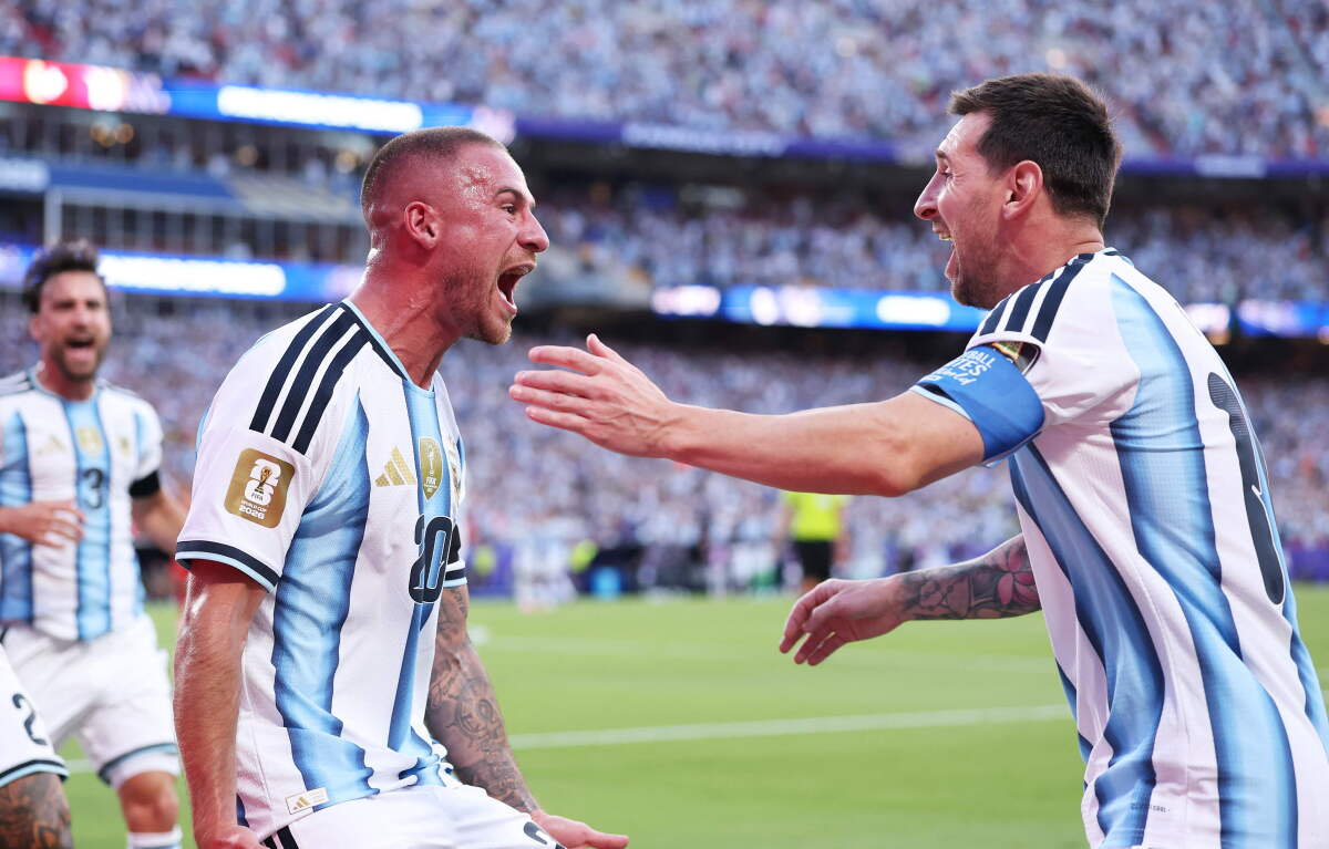 El festejo de Alexis Mac Allister y Lionel Messi en el partido entre Argentina y Suiza por los cuartos de final del Mundial 2026.