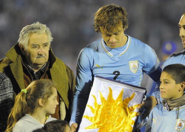 José Mujica junto a Diego Lugano, capitán de la selección de Uruguay, en el Estadio Centenario.