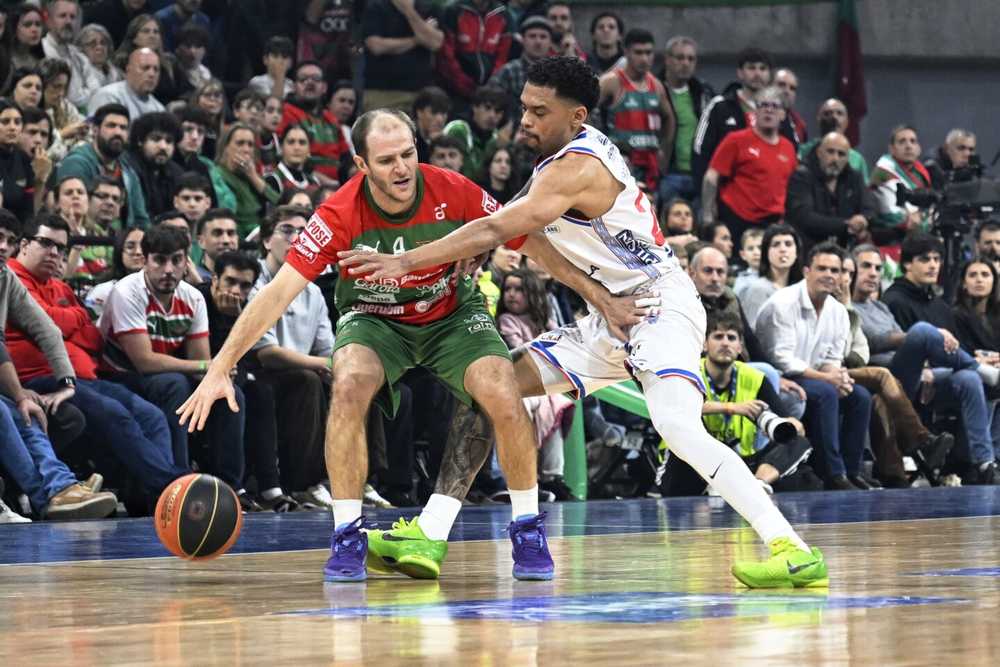 Santiago Vidal ante Michael Smith en la final de la Liga Uruguaya de Básquetbol entre Nacional y Aguada.