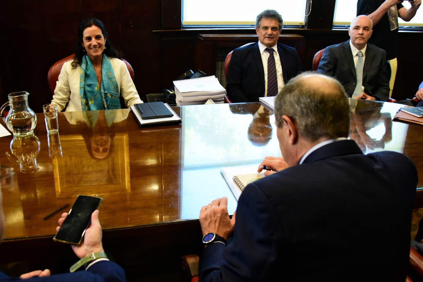 Azucena Arbeleche y Gabriel Oddone en la primera reunión de transición entre equipos económicos.