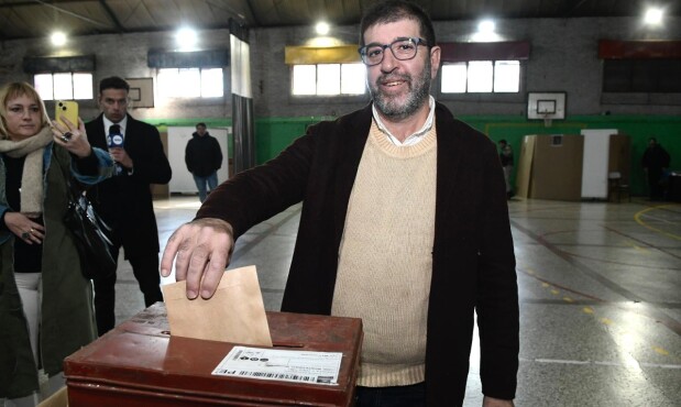 Fernando Pereira, presidente del Frente Amplio, durante su votación.