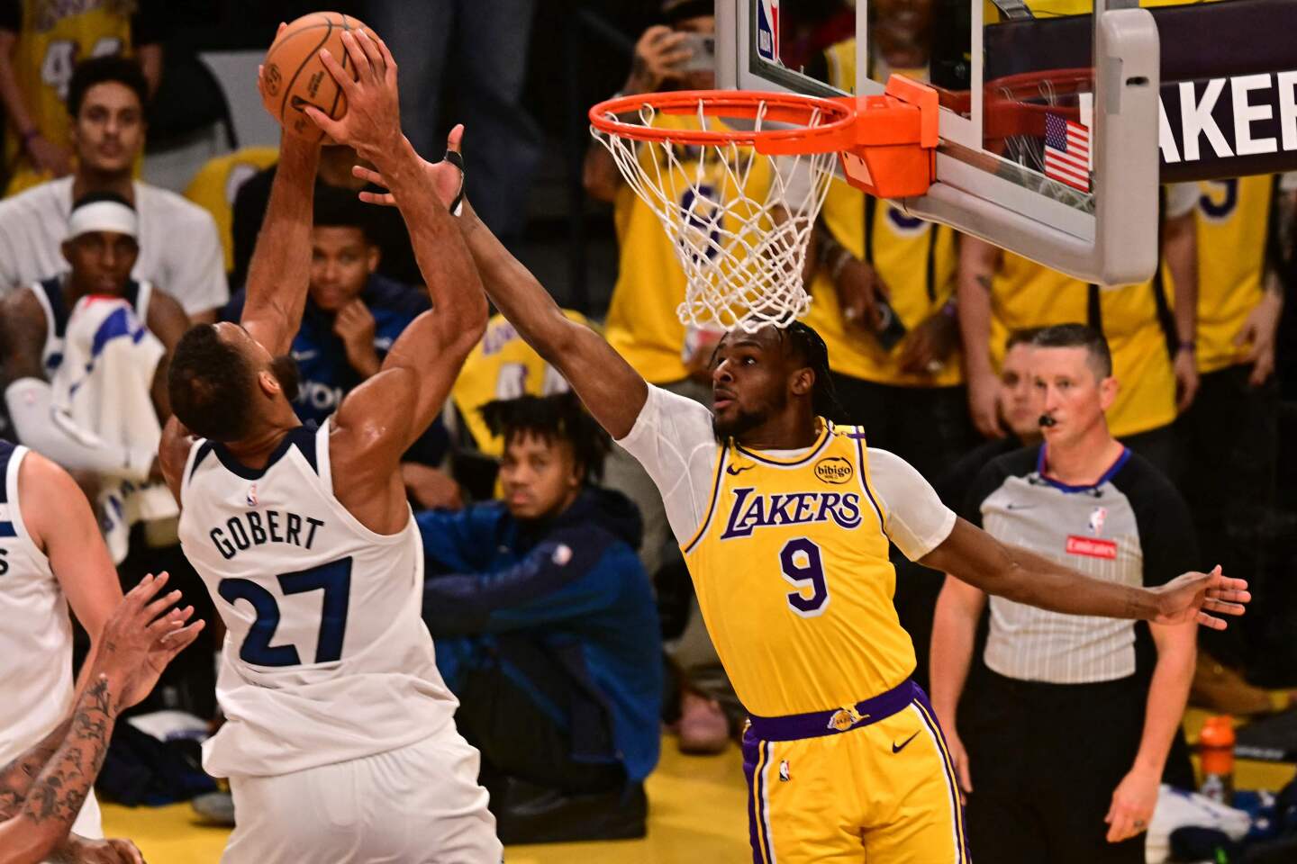 Bronny James frente a los Minnesotta Timberwolves.