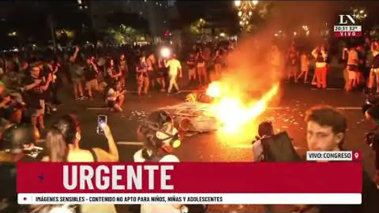 Ahora: manifestantes prenden fuego un colchón en la calle