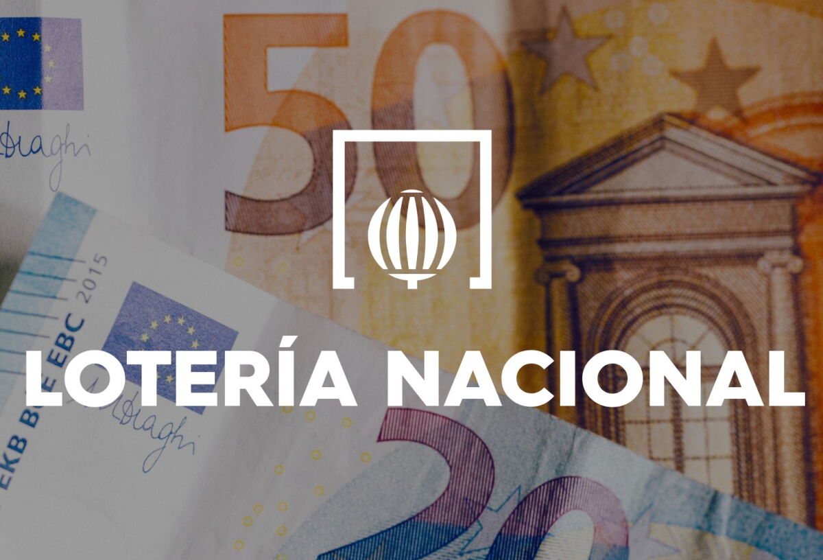 Logo de la Lotería Nacional de España con billetes de euros de fondo.