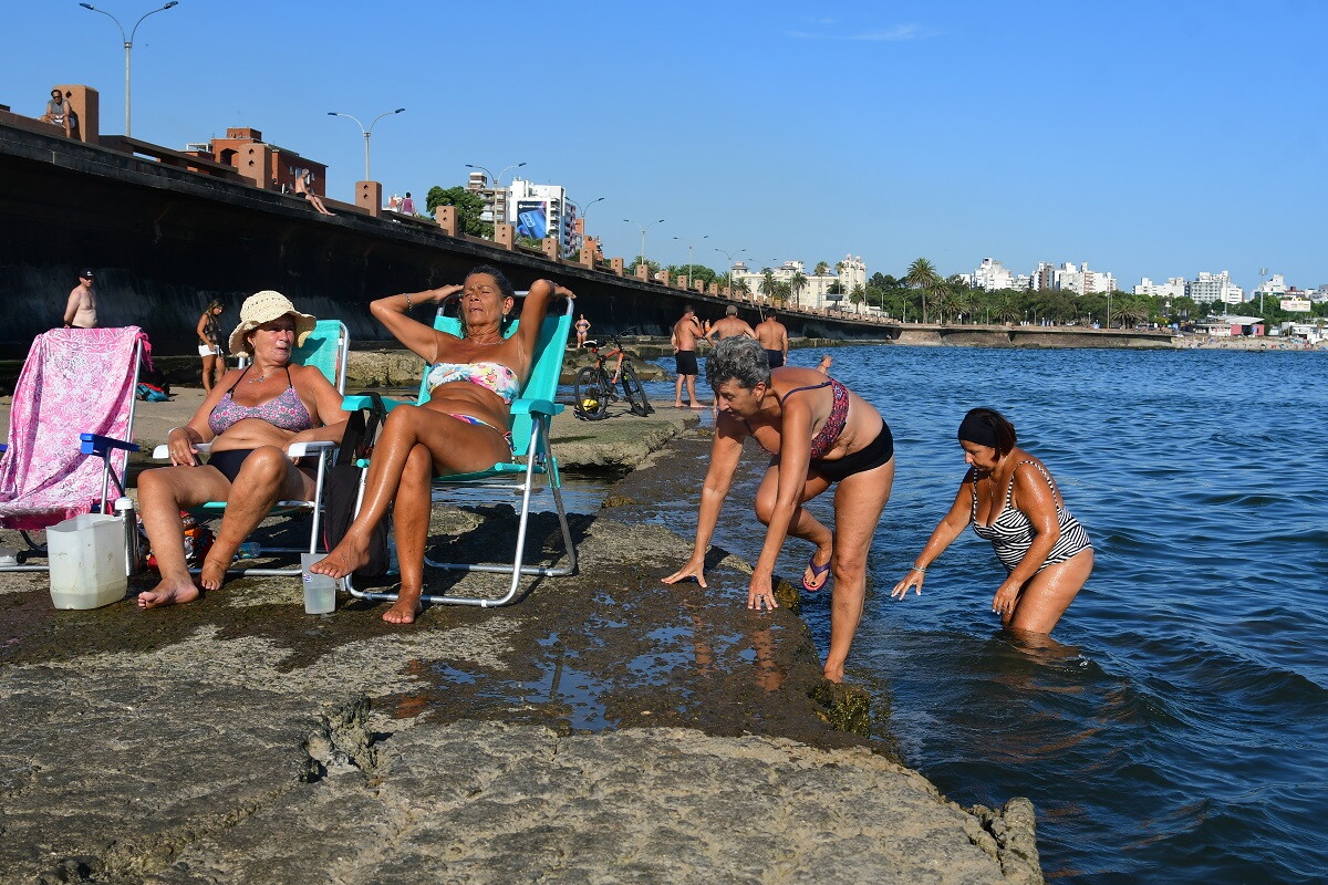Mujeres en una playa de Montevideo. Foto: Estefanía Leal/archivo El País
