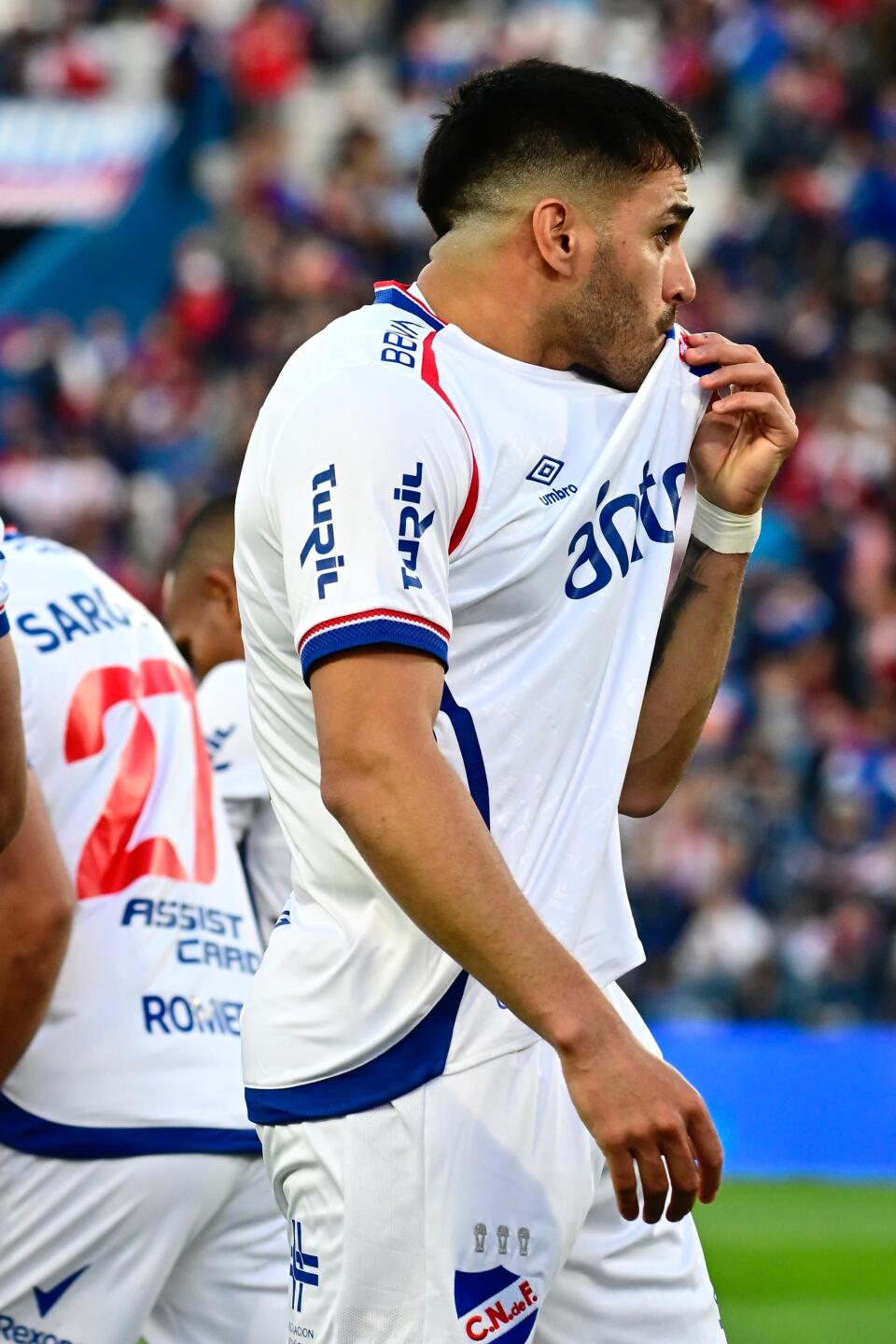 Maxi Gómez se besa el escudo de Nacional tras anotarle a Miramar Misiones.