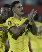 Eduardo Darias celebra su gol junto a Matheus Babi en el partido entre Deportivo Maldonado y Peñarol.