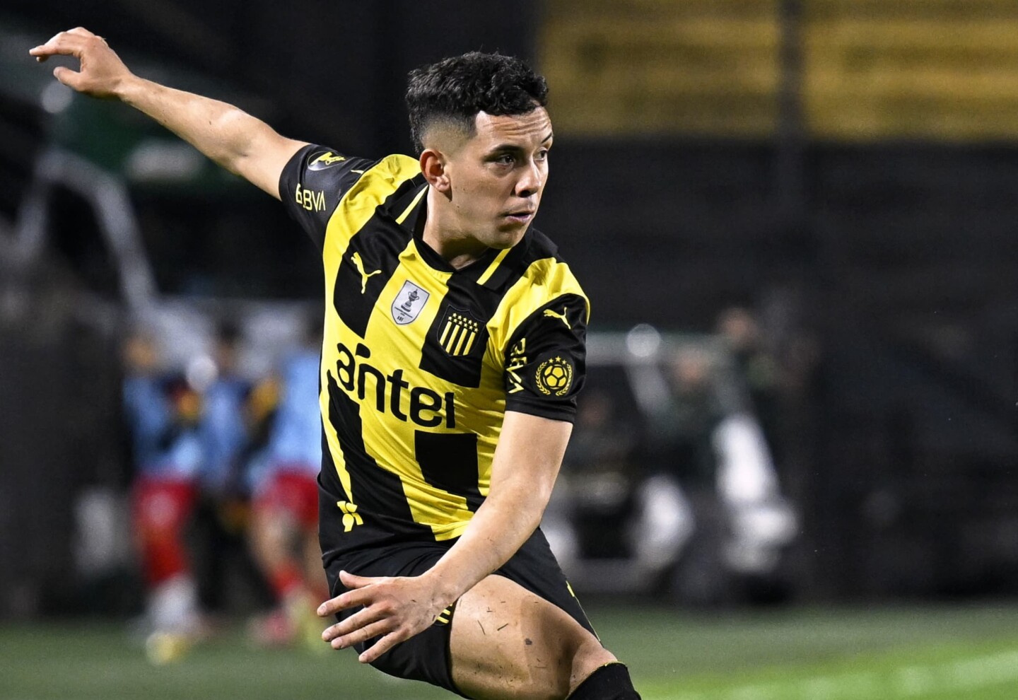 Leo Fernández anotó el 1-1 en Peñarol vs. Progreso en el Campeón del Siglo.