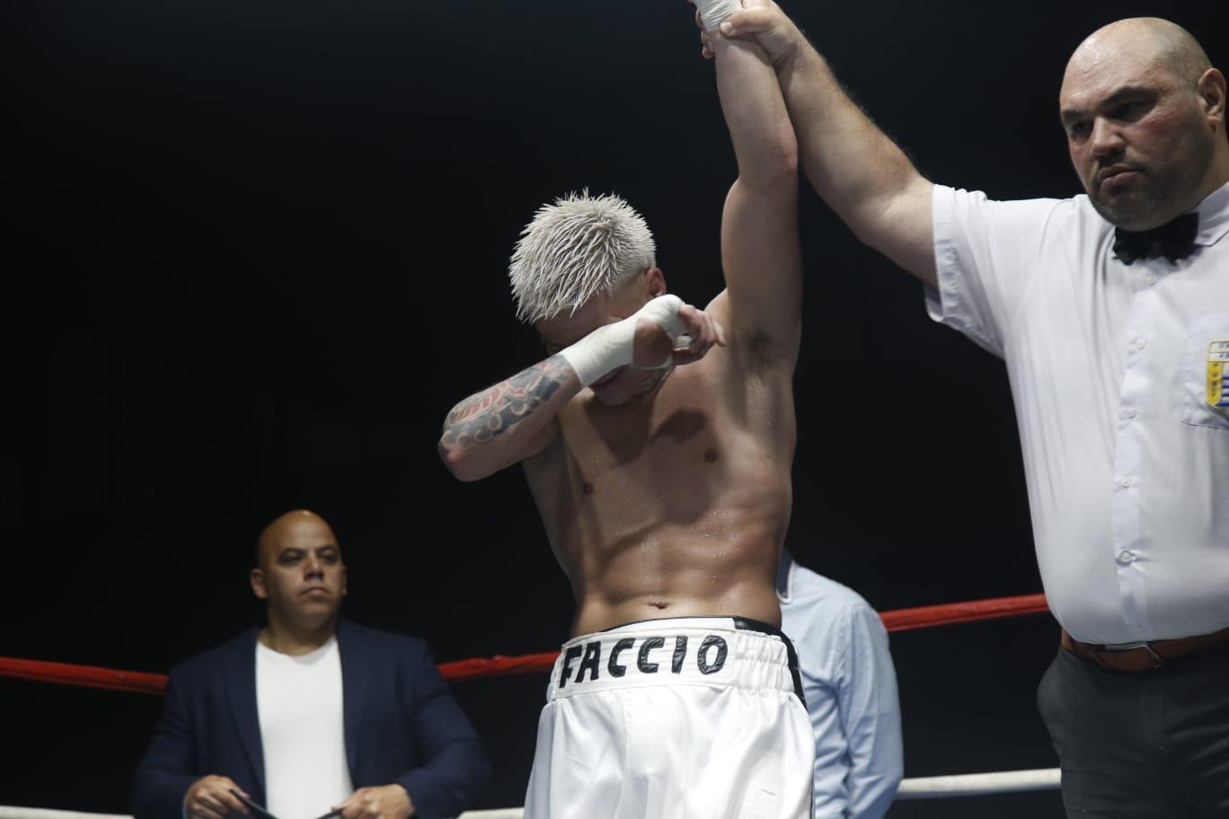 La emoción de Joaquín Faccio tras ganar el título Uruguayo en súper ligero.