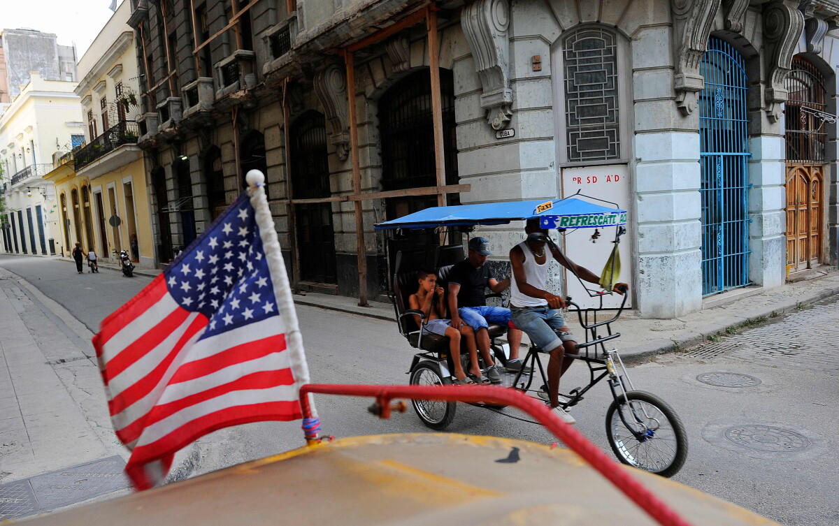 Se ve un bicitaxi en una calle de la ciudad de La Habana, capital de Cuba.