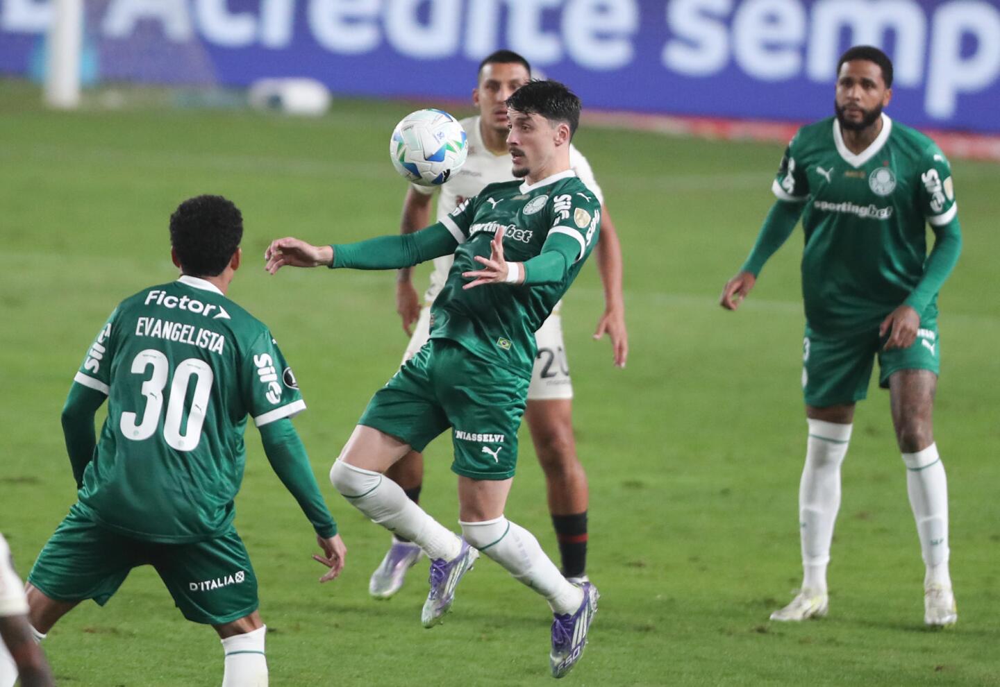 El uruguayo Joaquín Piquerez jugando para Palmeiras en Copa Libertadores.