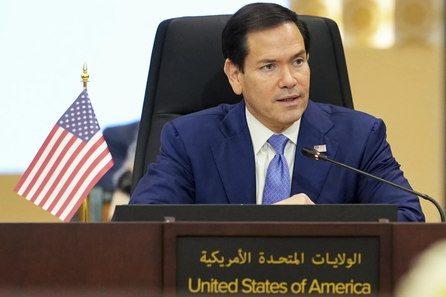 El secretario de Estado de EE. UU., Marco Rubio, interviene durante una reunión con los ministros de Asuntos Exteriores de los Estados miembros del Consejo de Cooperación del Golfo, en Manama, en el marco de su visita a Oriente Medio para abordar con los aliados árabes del Golfo el acuerdo provisional entre Estados Unidos e Irán.