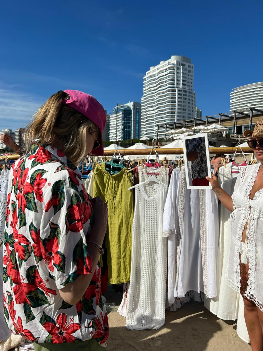 Las camisas floreadas y el rosa son el último grito de la moda.