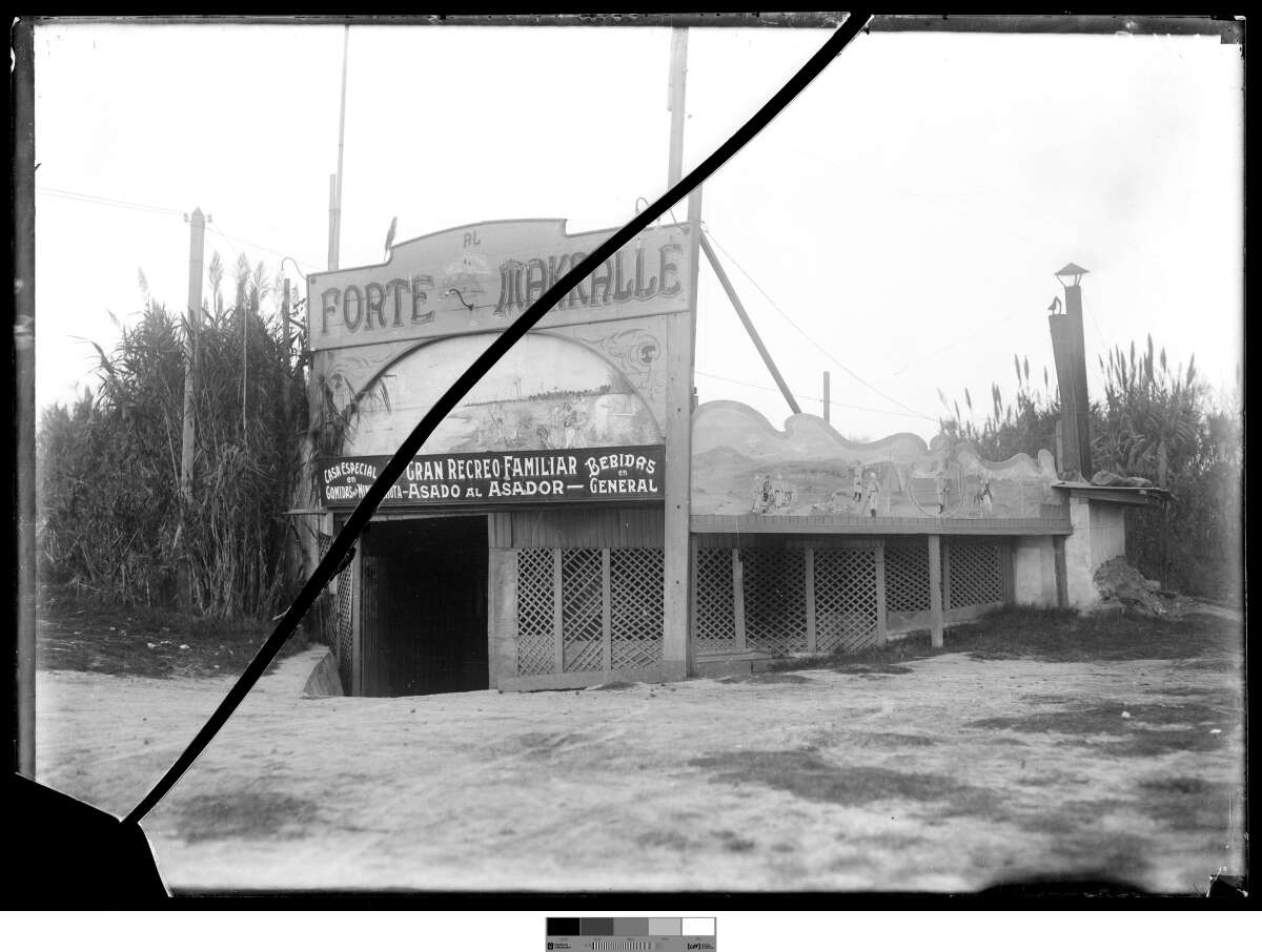 Reproducción de copia fotográfica. Sin fecha. Se ve el antiguo Restaurante Forte Makalle en al esquina de la actual Avenida Sarmiento y calle José Requena García en el Parque Rodó