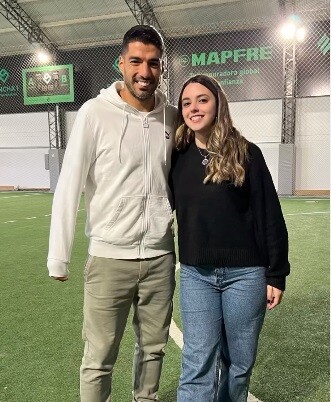 Alaska junto a Luis Suárez.