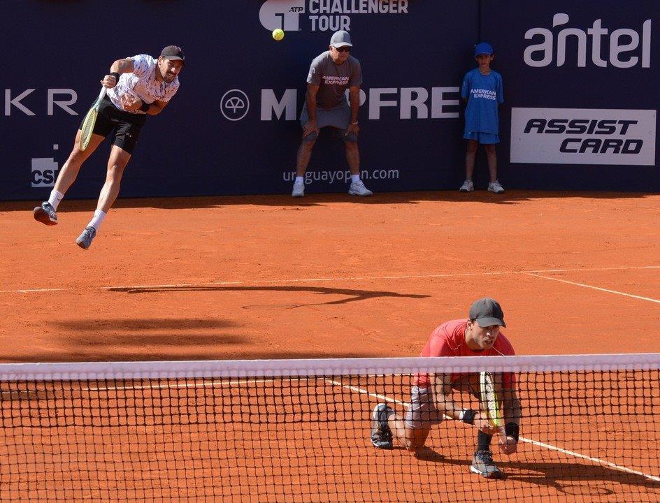 Assist Card Uruguay - tenis.jpg