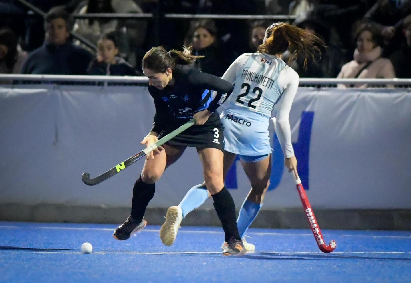 Las Cimarronas frente a las Leonas en la Copa Panamericana de hockey en Cancha Celeste.