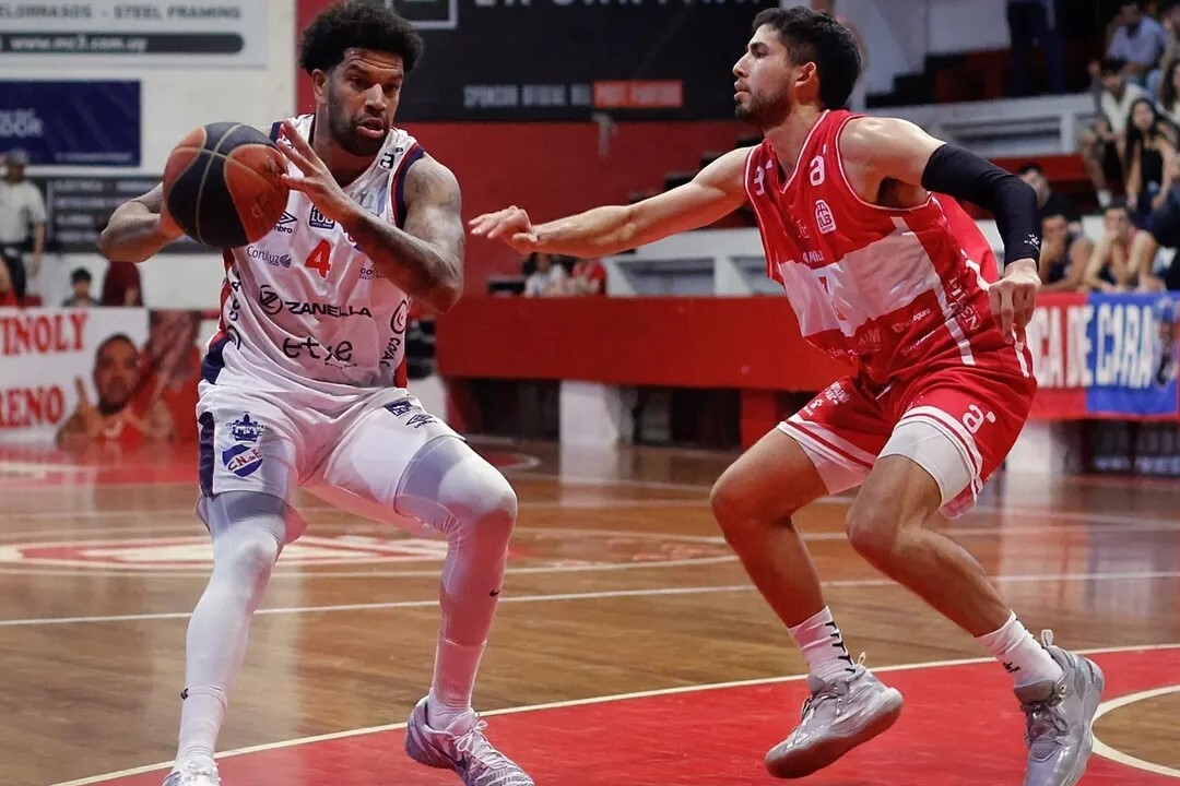James Feldeine con la pelota ante la marca de Rafael Previatti en el duelo entre Welcome y Nacional.