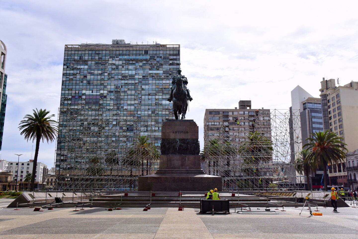 Armado del escenario para la asunción presidencial en Plaza Independencia.