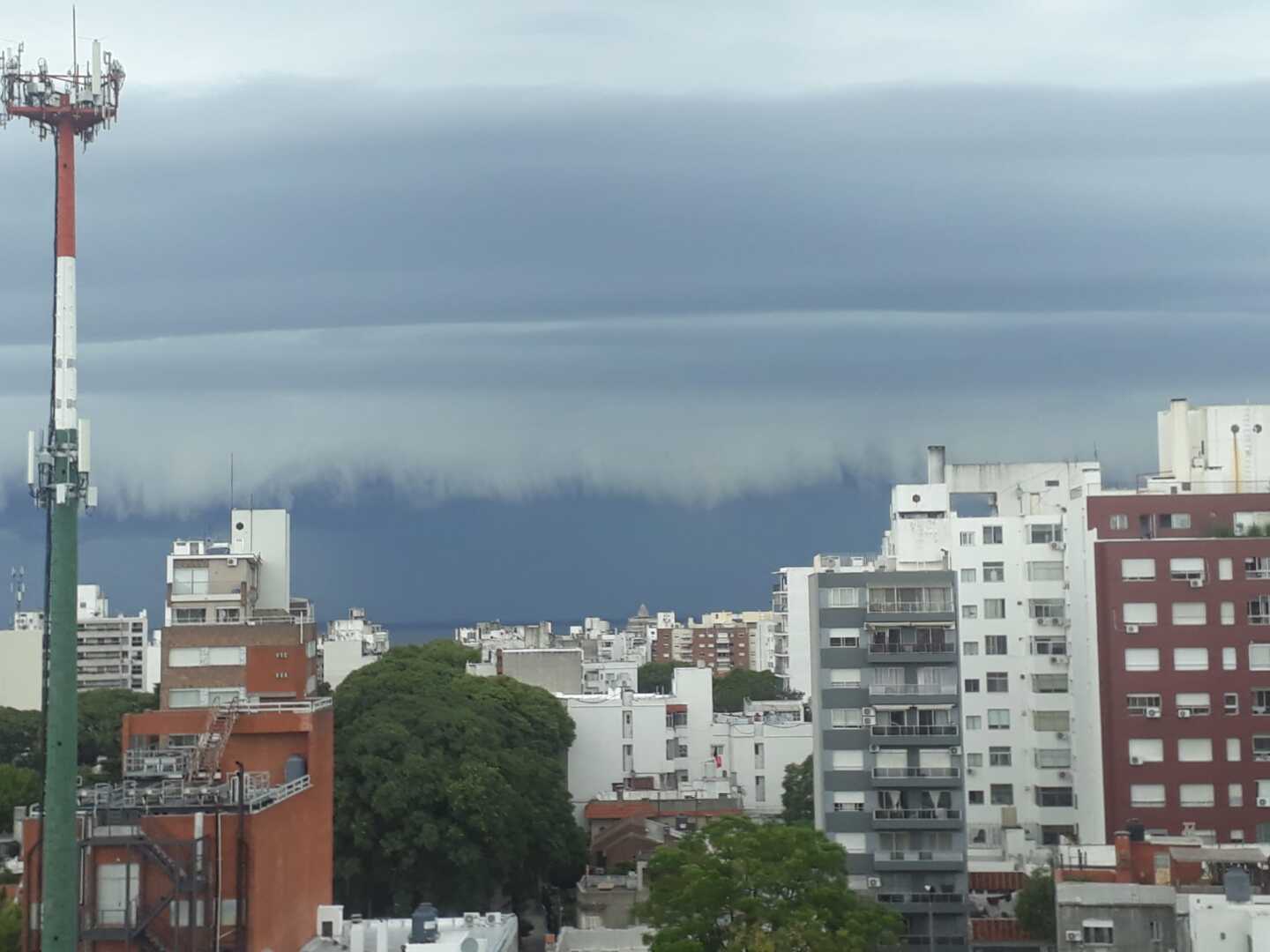 Nubes de tormenta sobre Montevideo.