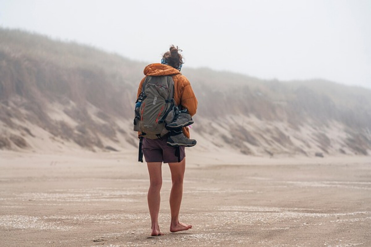 Caminar por la playa después de los 60: por qué los especialistas recomiendan hacerlo sobre la arena mojada